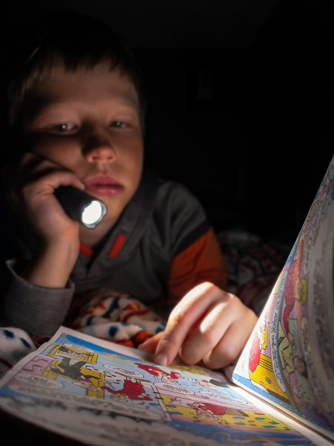 detective reading clues